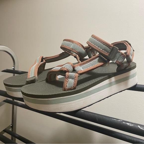 Teva’s ✨ - Picture 3 of 4